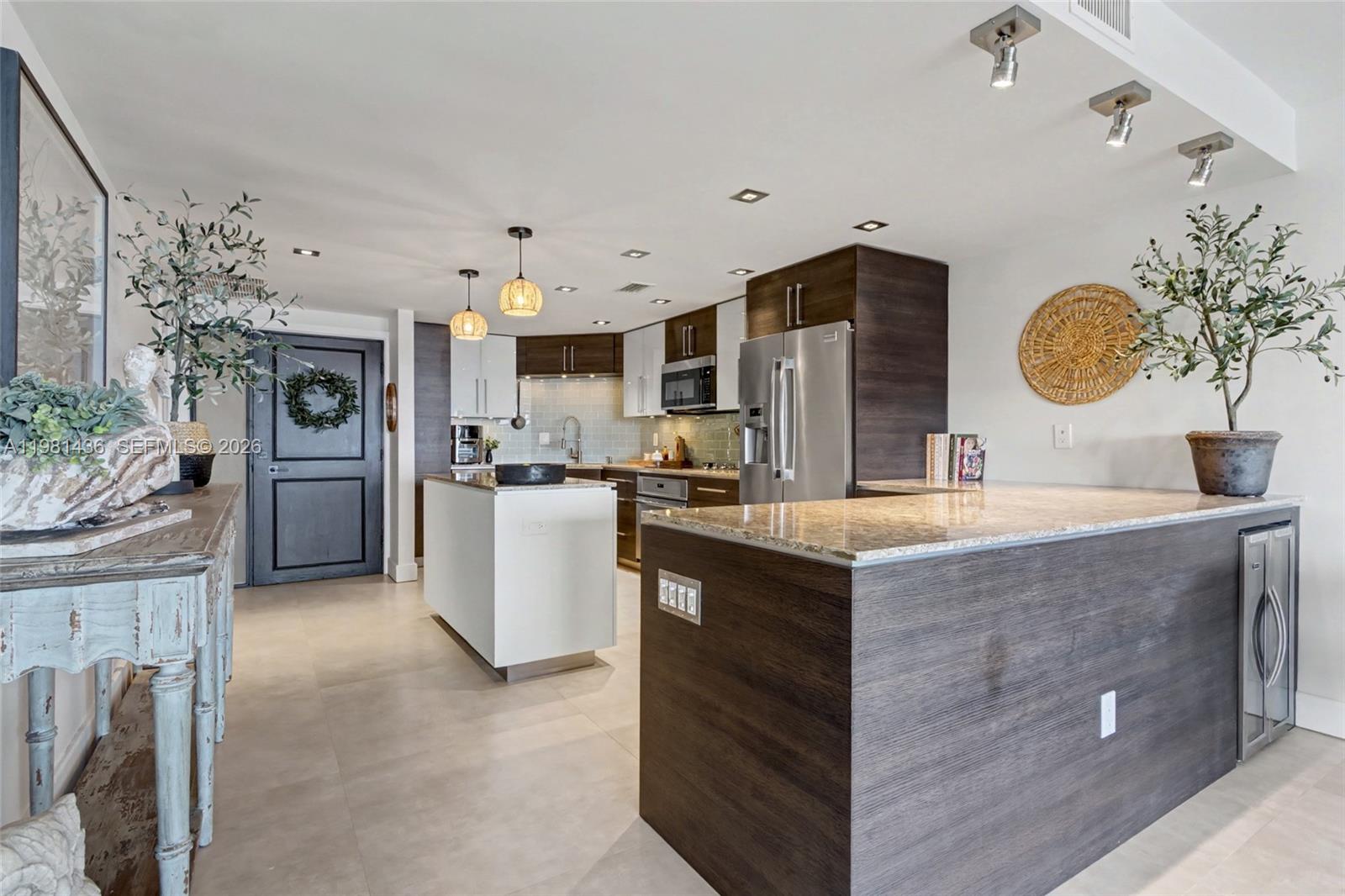 HOLLYWOOD TOWERS CONDO - Residential