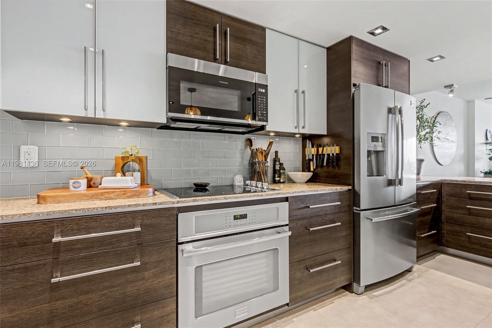 HOLLYWOOD TOWERS CONDO - Residential