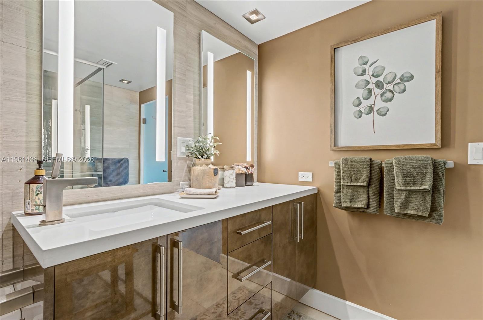 HOLLYWOOD TOWERS CONDO - Residential