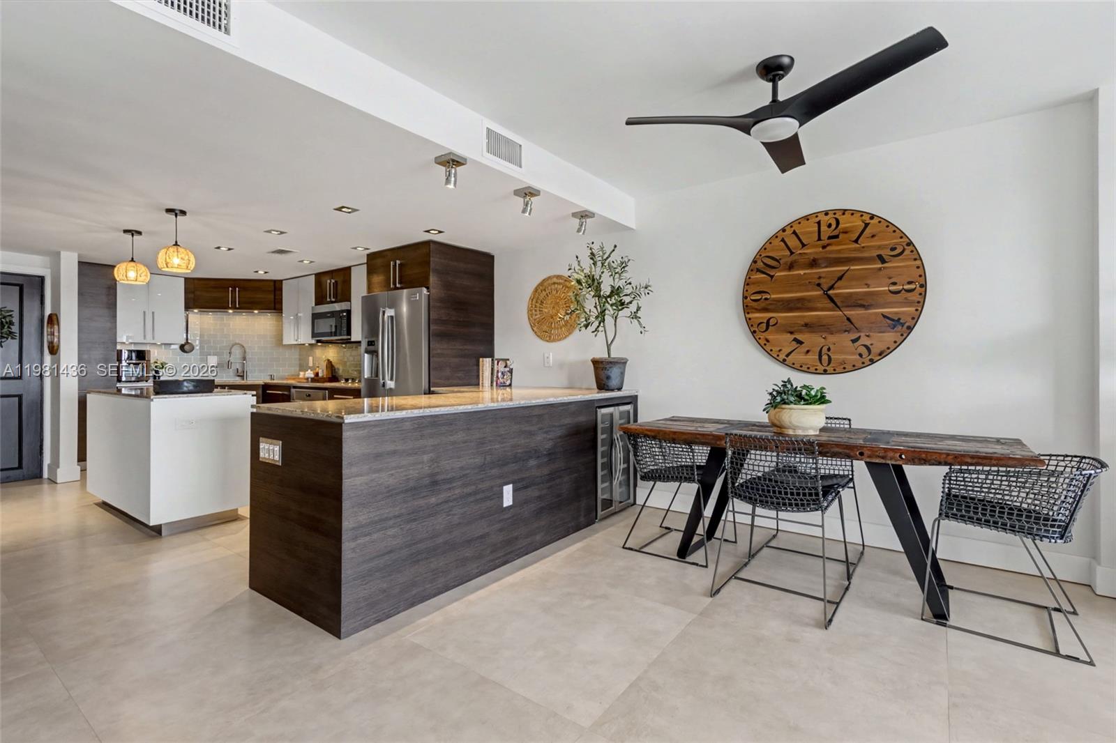 HOLLYWOOD TOWERS CONDO - Residential