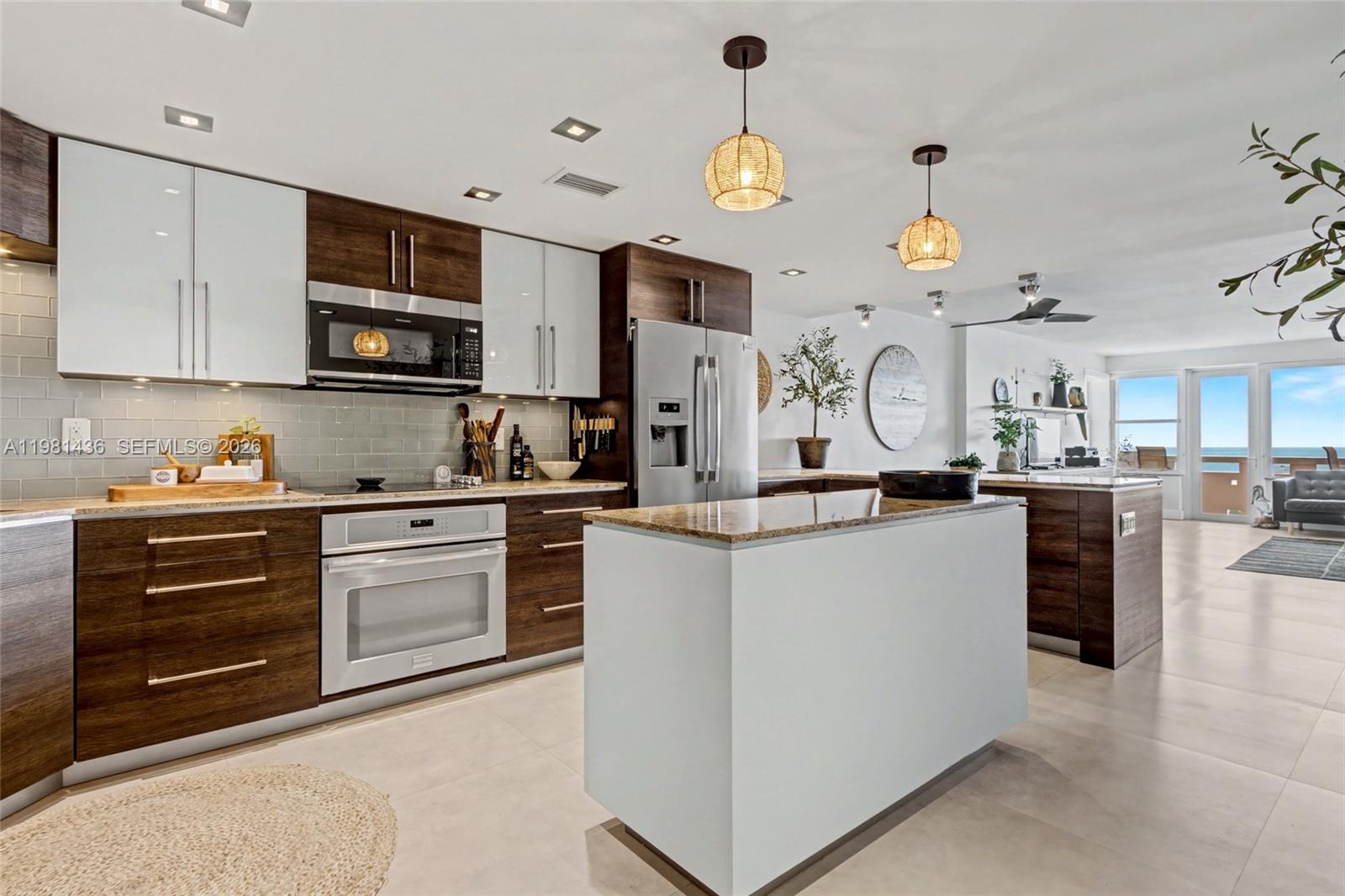 HOLLYWOOD TOWERS CONDO - Residential