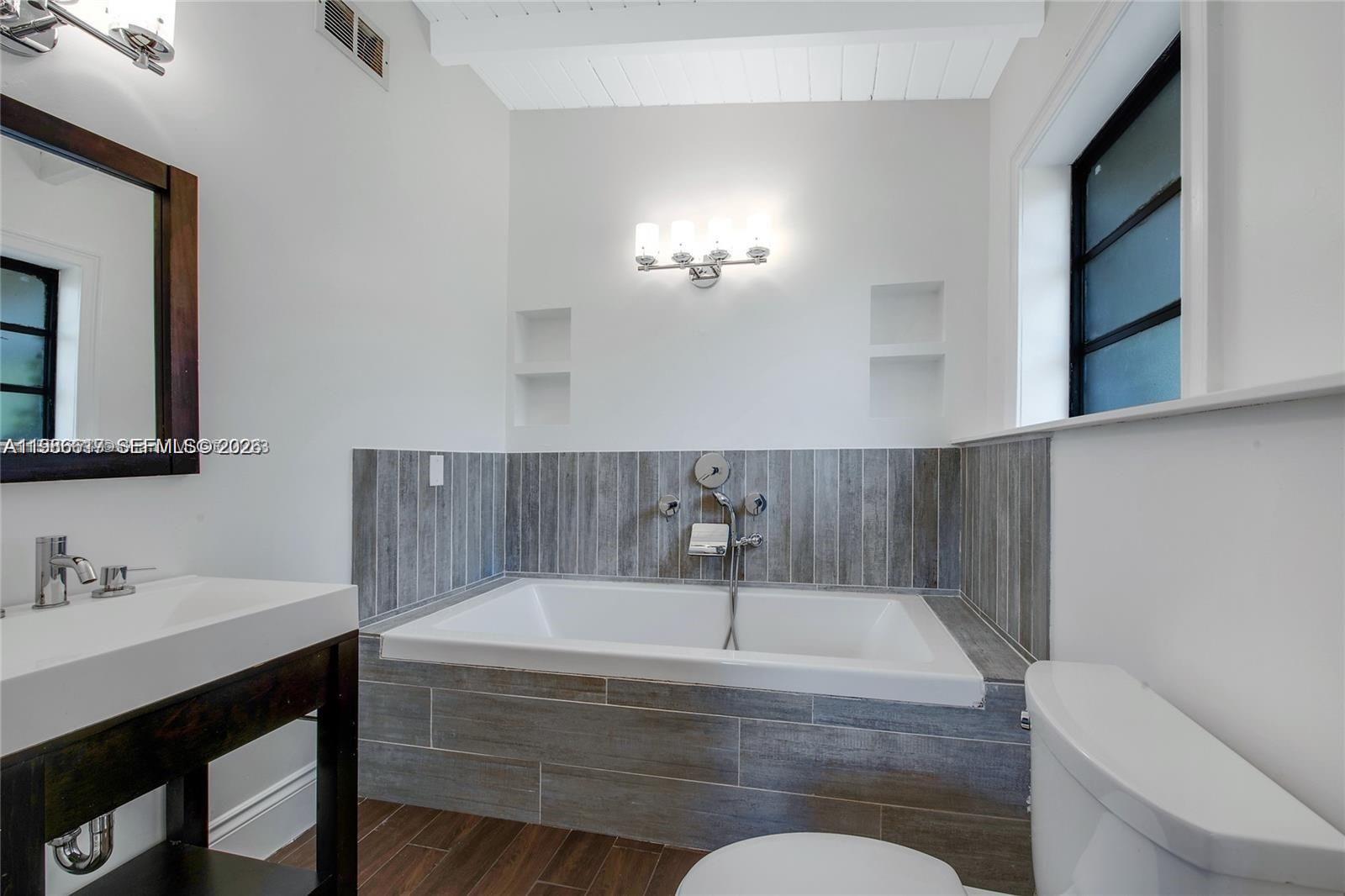 TROPICAL GARDENS ESTATES - Residential Lease