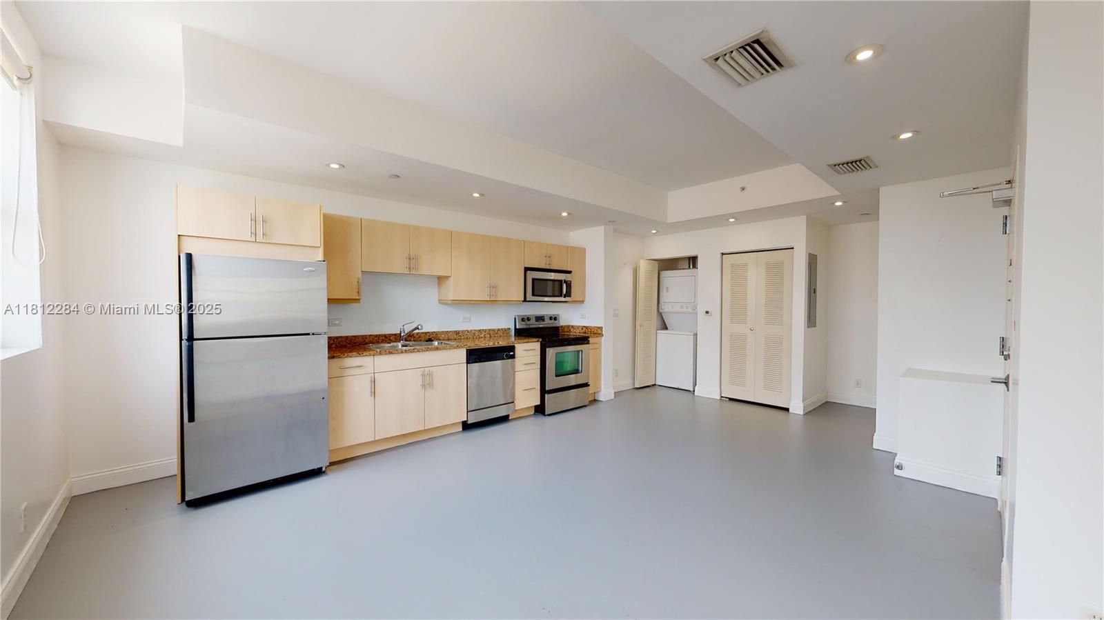 Rental Property at 111 E Flagler St 810, Miami, Broward County, Florida - Bedrooms: 1 
Bathrooms: 1  - $2,200 MO.