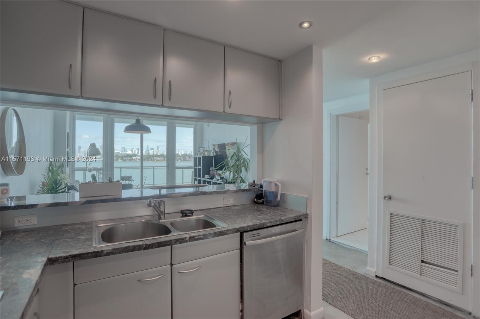 THE BENTLEY BAY CONDO - Residential Lease