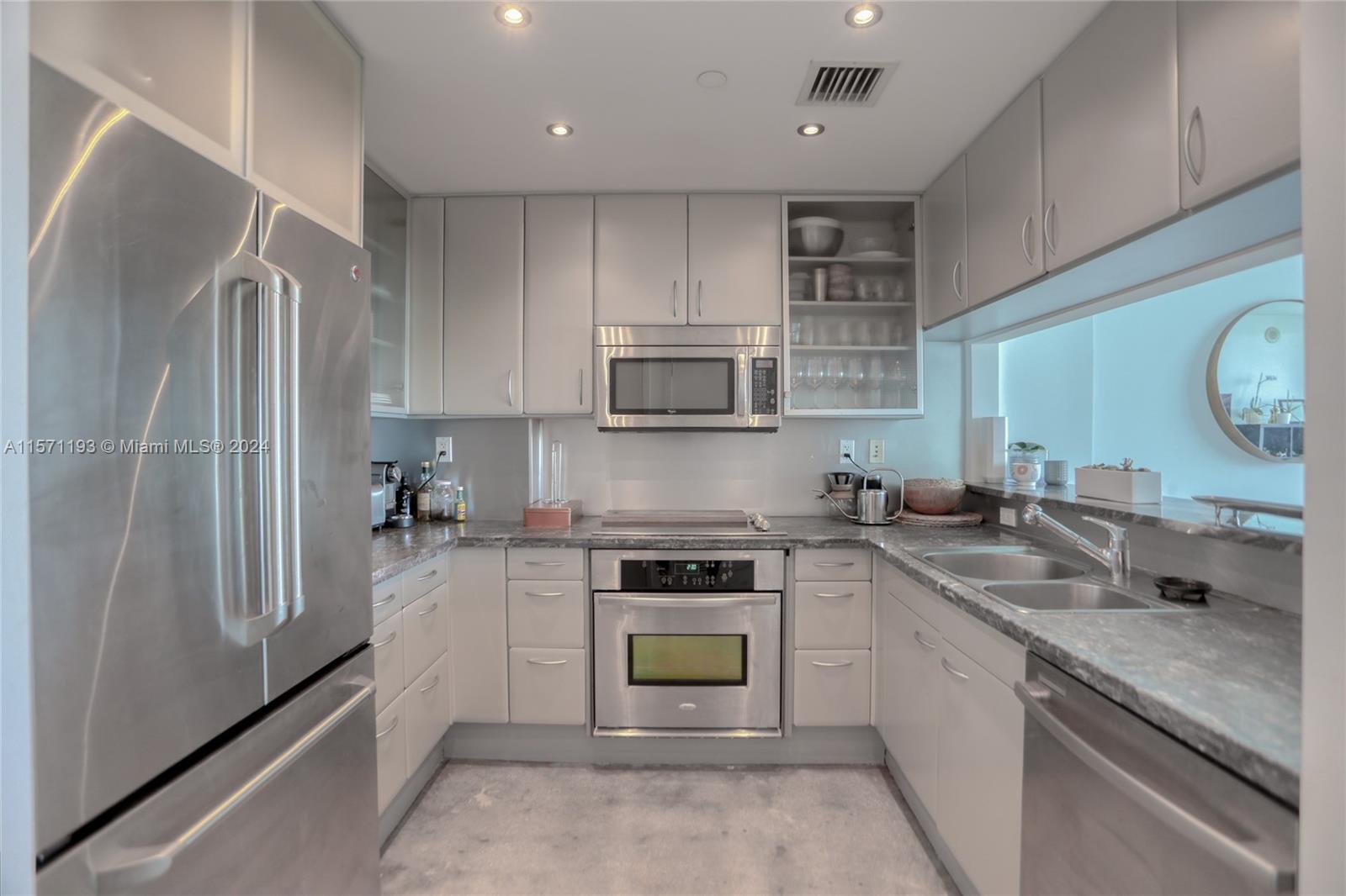 THE BENTLEY BAY CONDO - Residential Lease