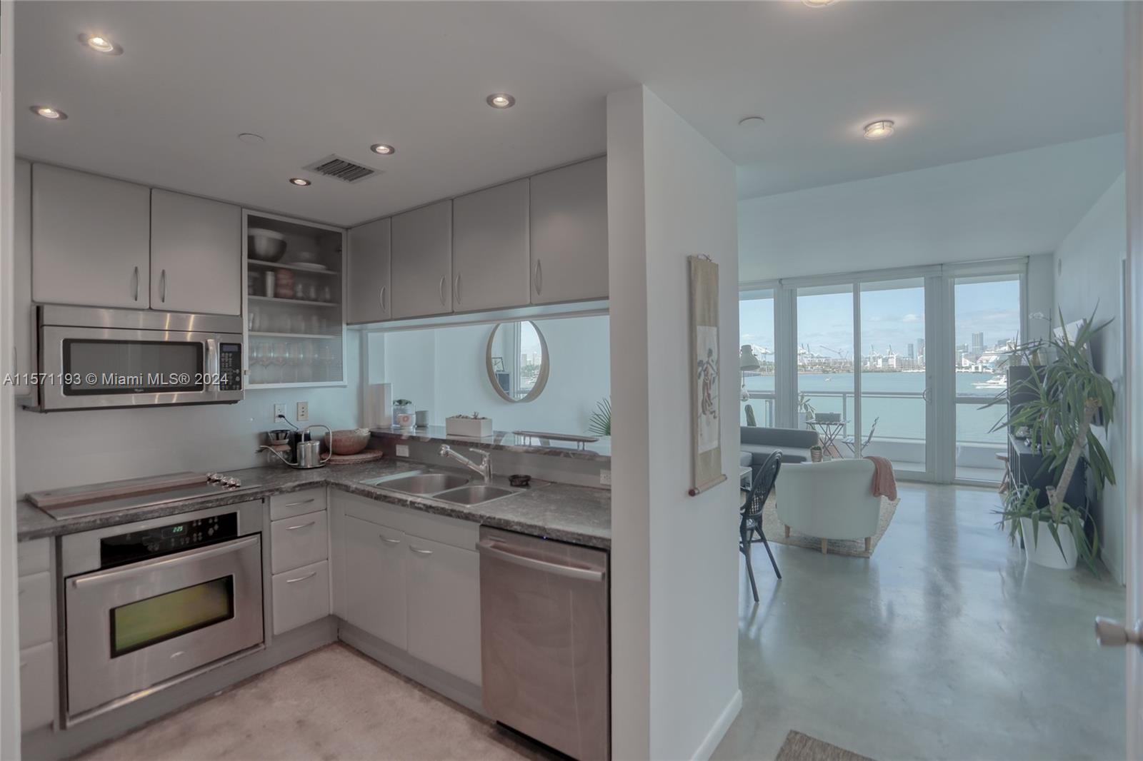 THE BENTLEY BAY CONDO - Residential Lease