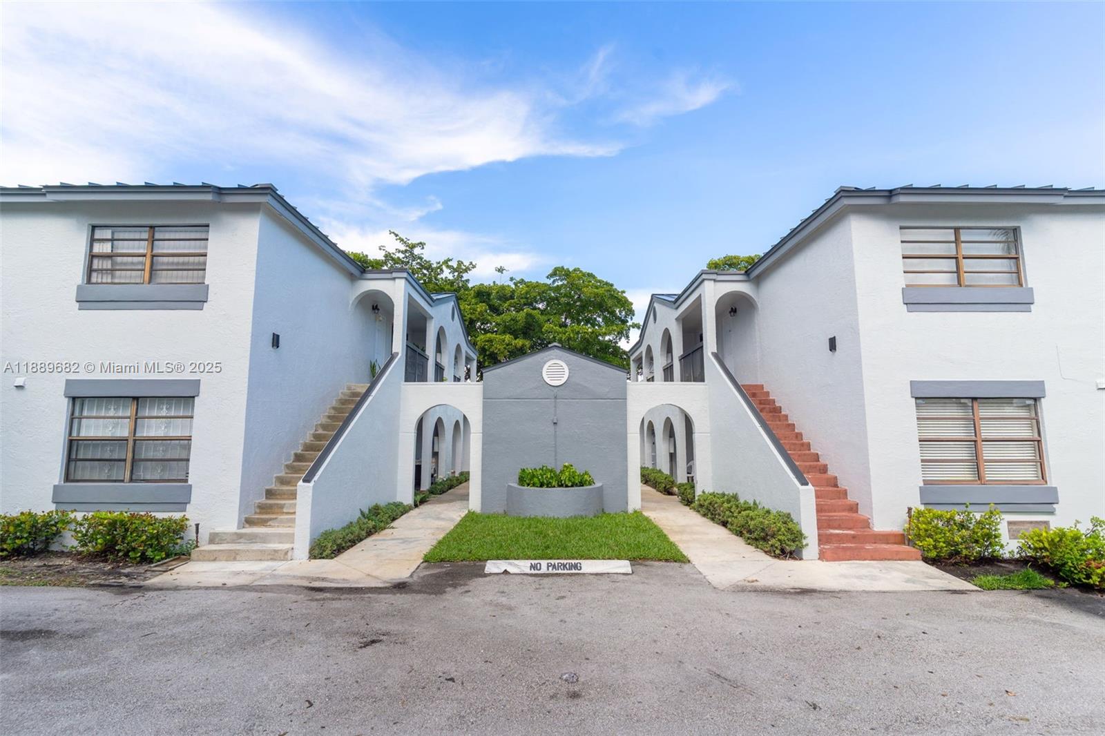 Vacant condo in prime location! Near major highways, shopping centers and more. Perfect for a first time buyer, investor or anyone looking for a low-maintance living. Open concept living, screened porch, gated community.