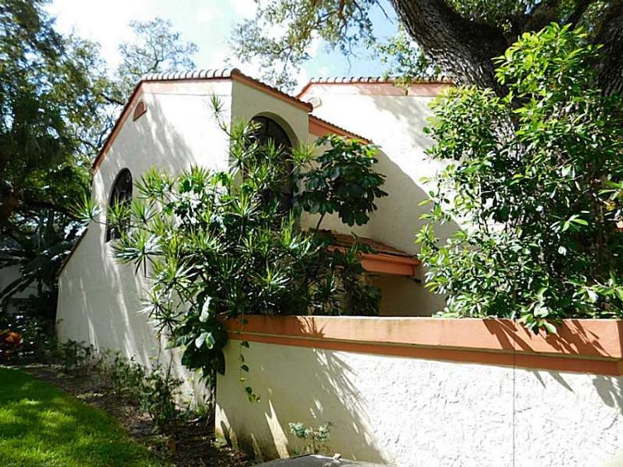 A beautiful corner unit, with kitchen and bathrooms updated, in a nice location, with a outside deck and beautiful trees around. Condo fee includes property insurance, water/sewer, roof & exterior maintenance, cable with HBO, and a nice pool, next to a la ke. The inclosed porch, adds an extra 65 sq ft to the  house. Great community!