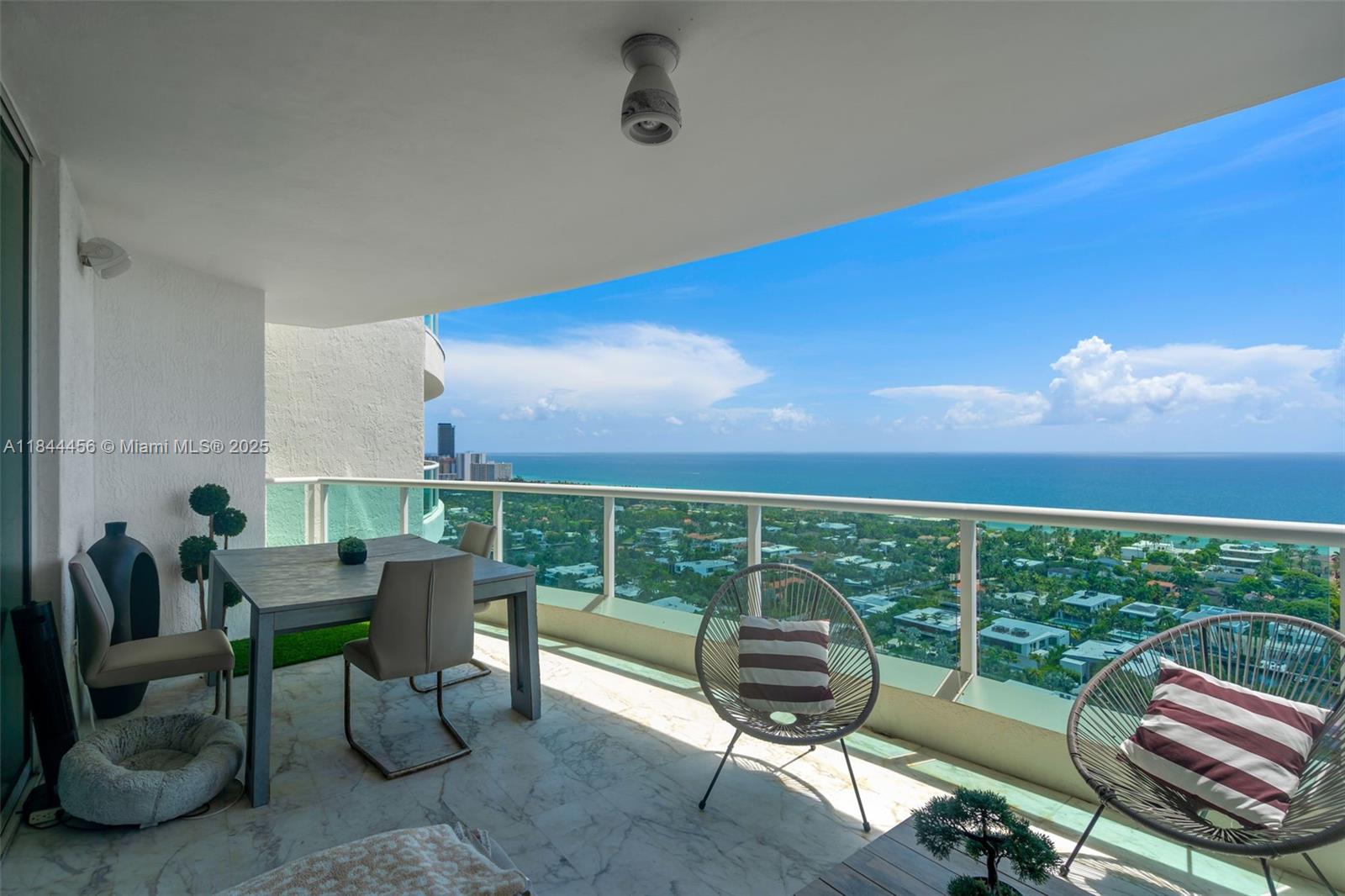 HAMPTONS SOUTH - Residential