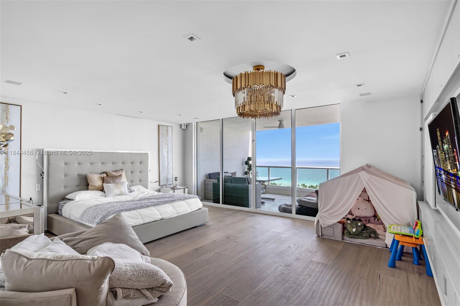 HAMPTONS SOUTH - Residential