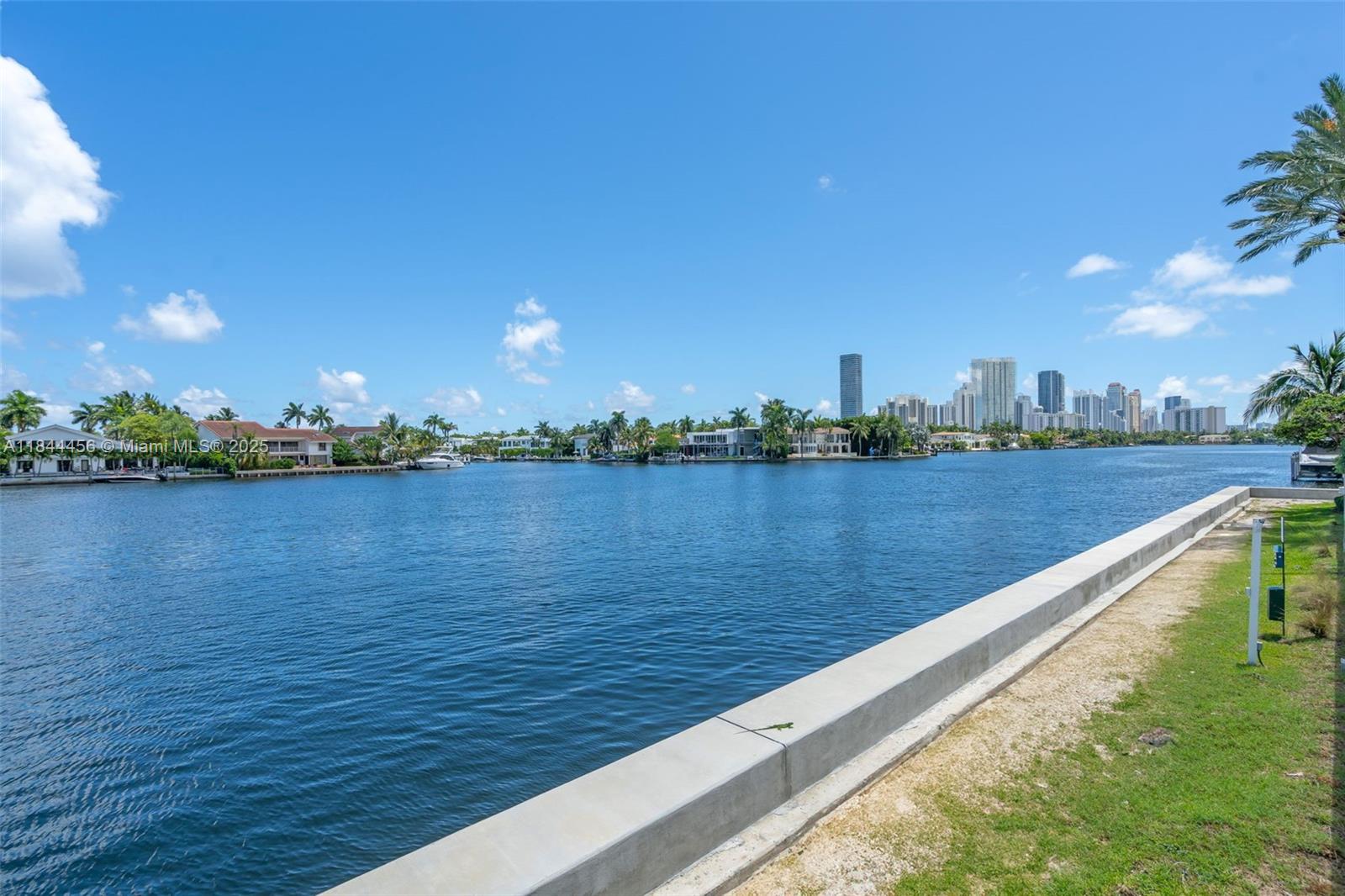 HAMPTONS SOUTH - Residential