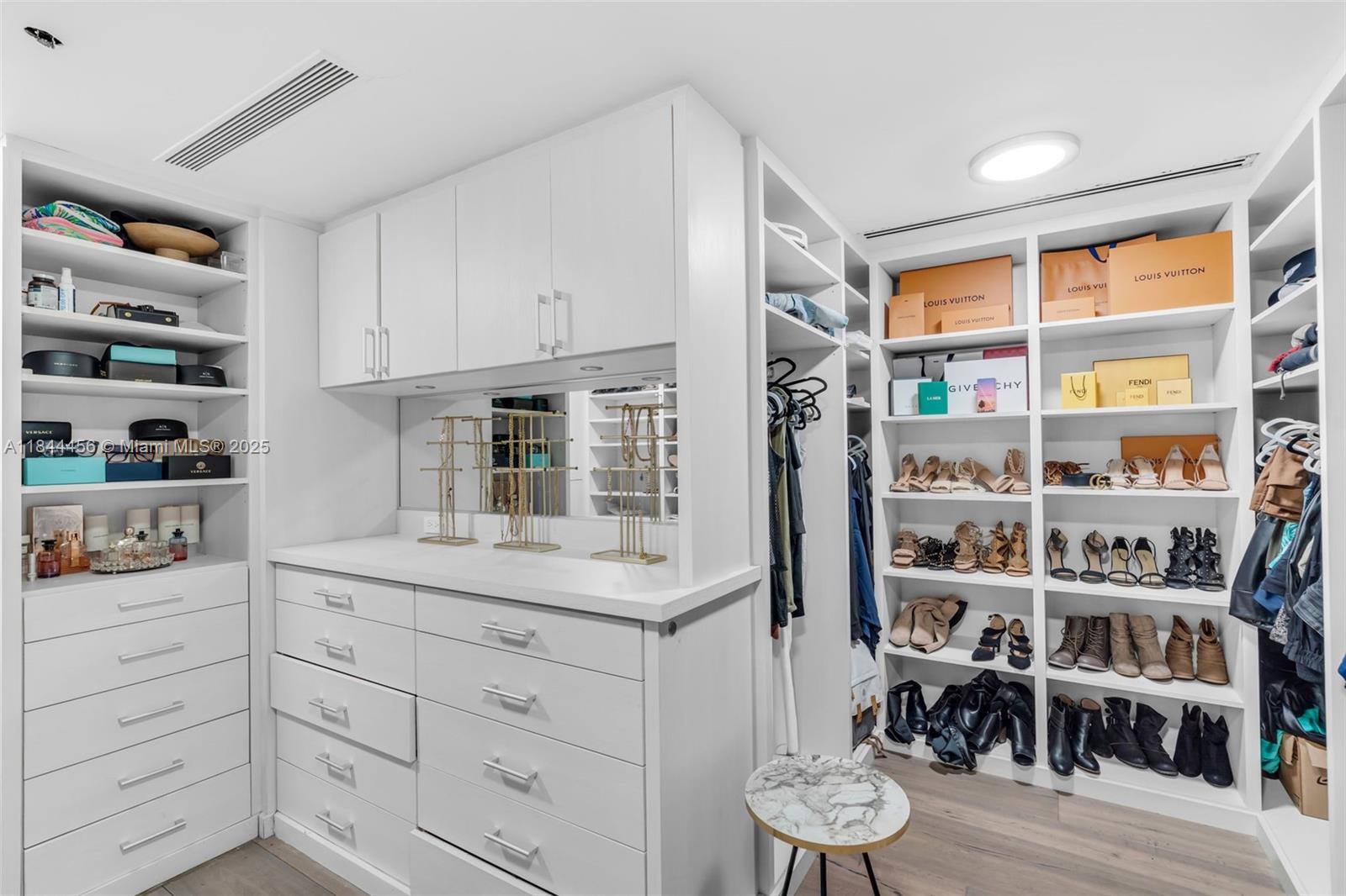 HAMPTONS SOUTH - Residential