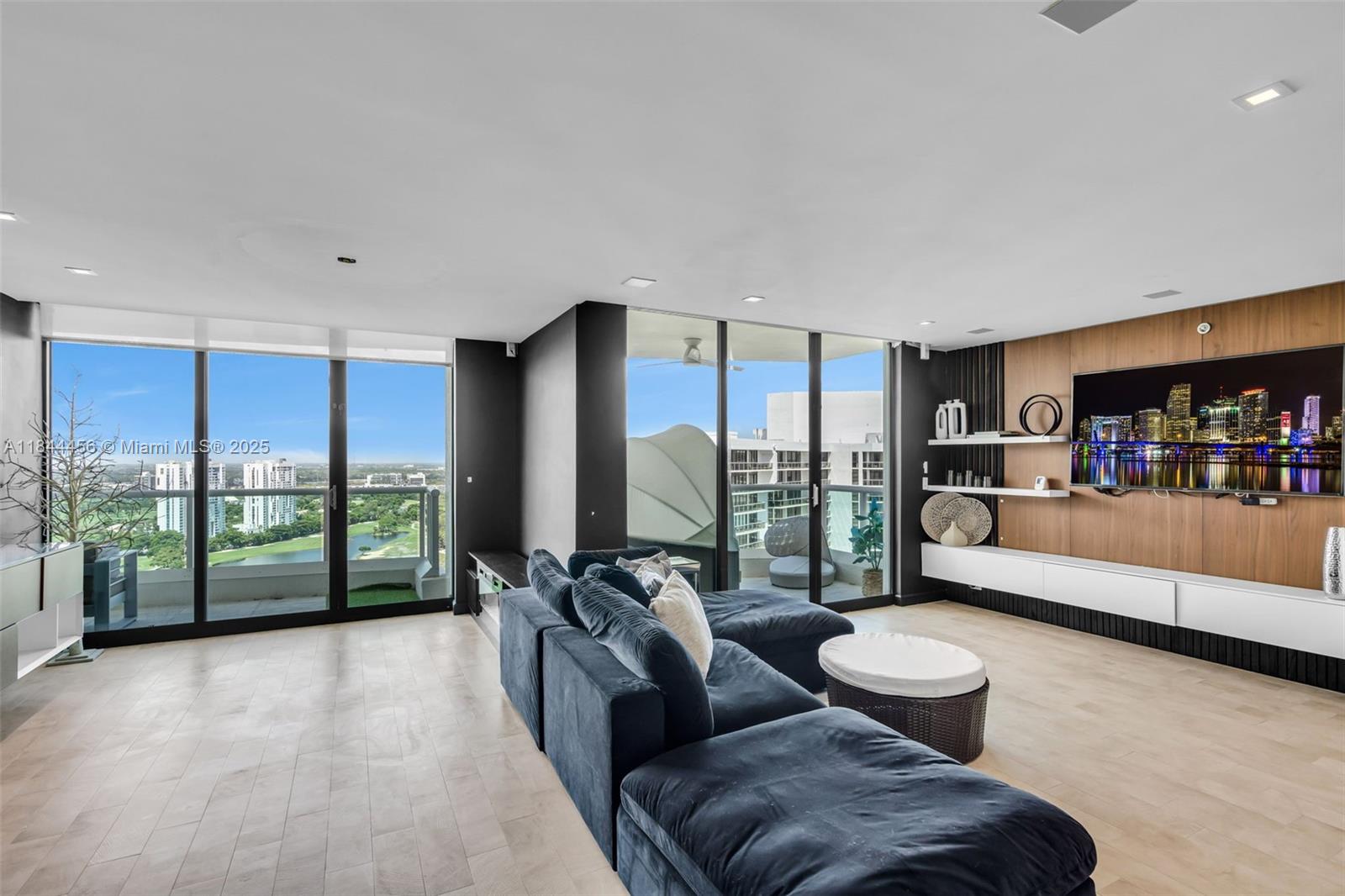 HAMPTONS SOUTH - Residential