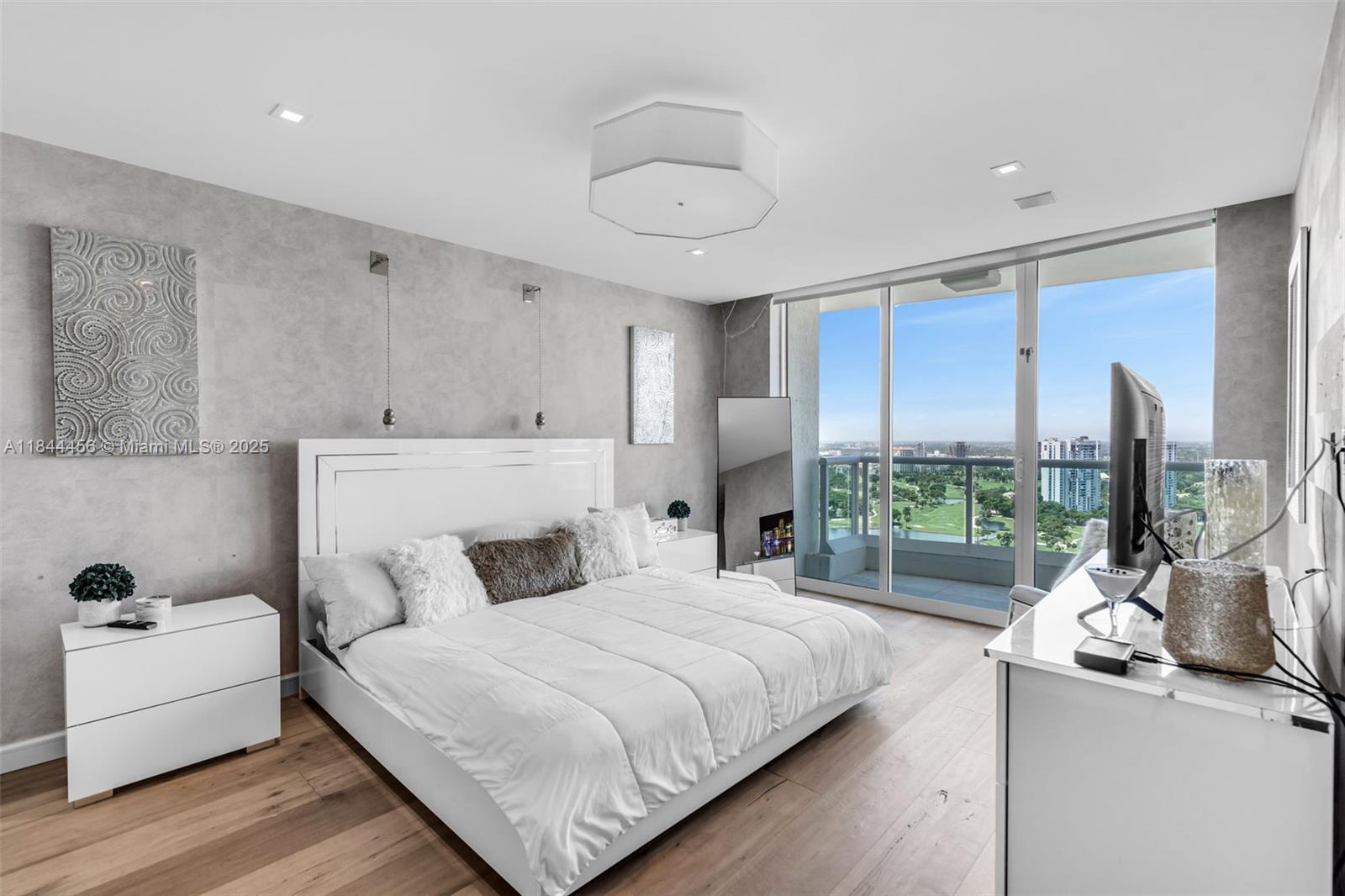 HAMPTONS SOUTH - Residential