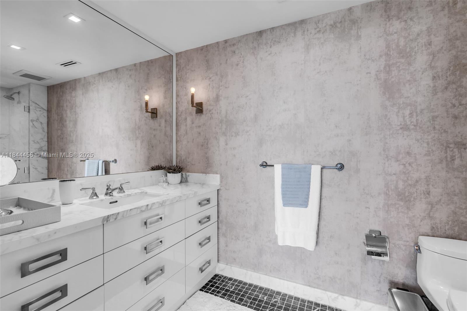 HAMPTONS SOUTH - Residential