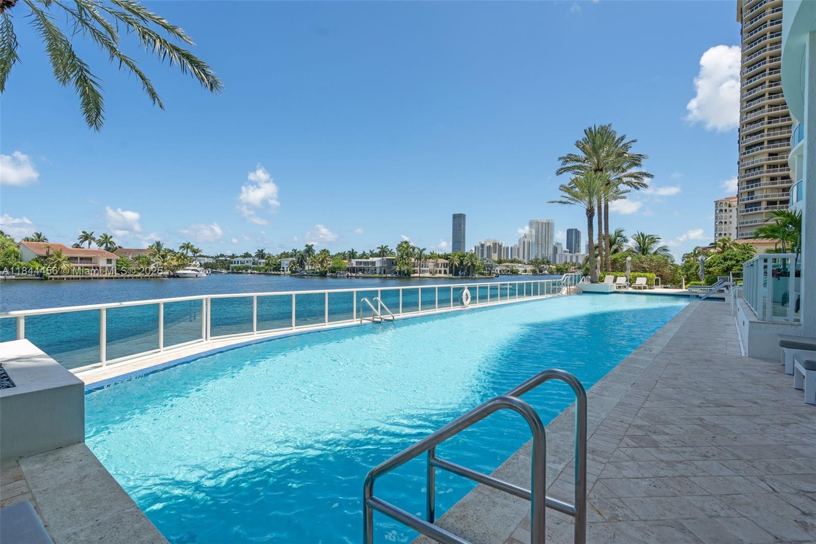 HAMPTONS SOUTH - Residential