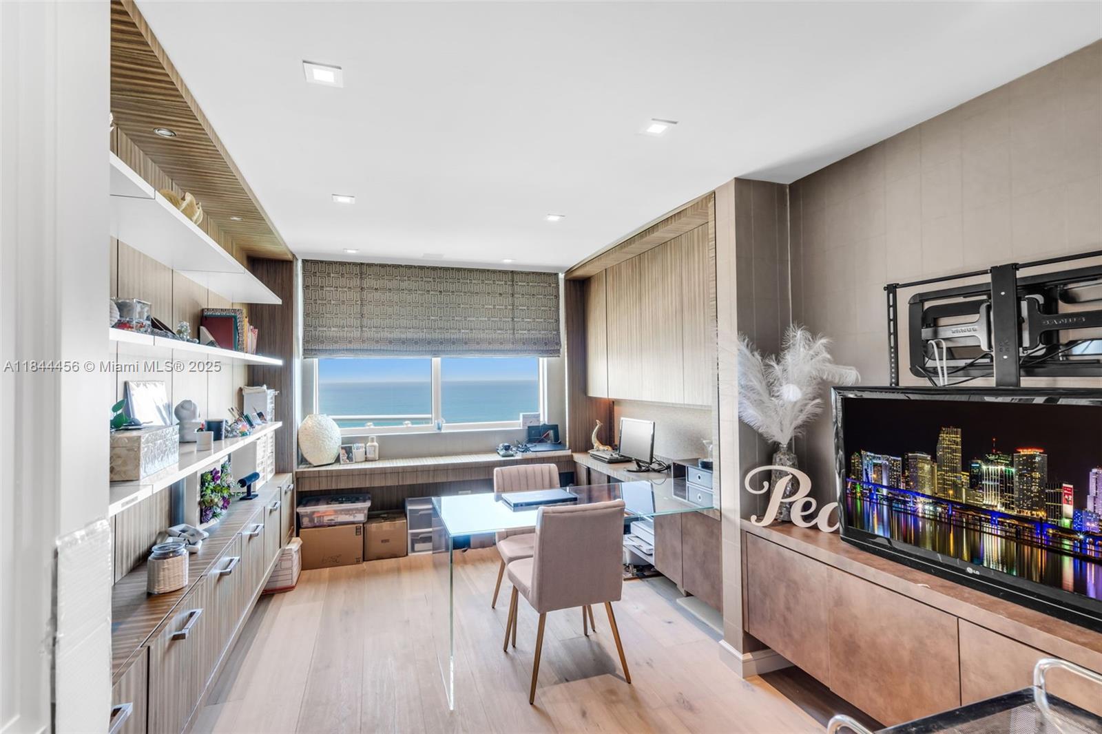 HAMPTONS SOUTH - Residential