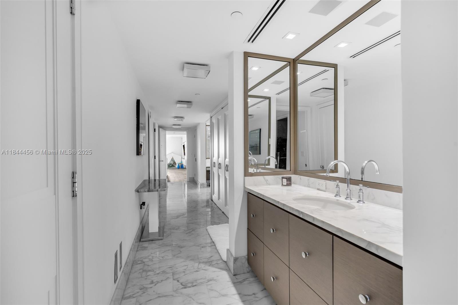 HAMPTONS SOUTH - Residential