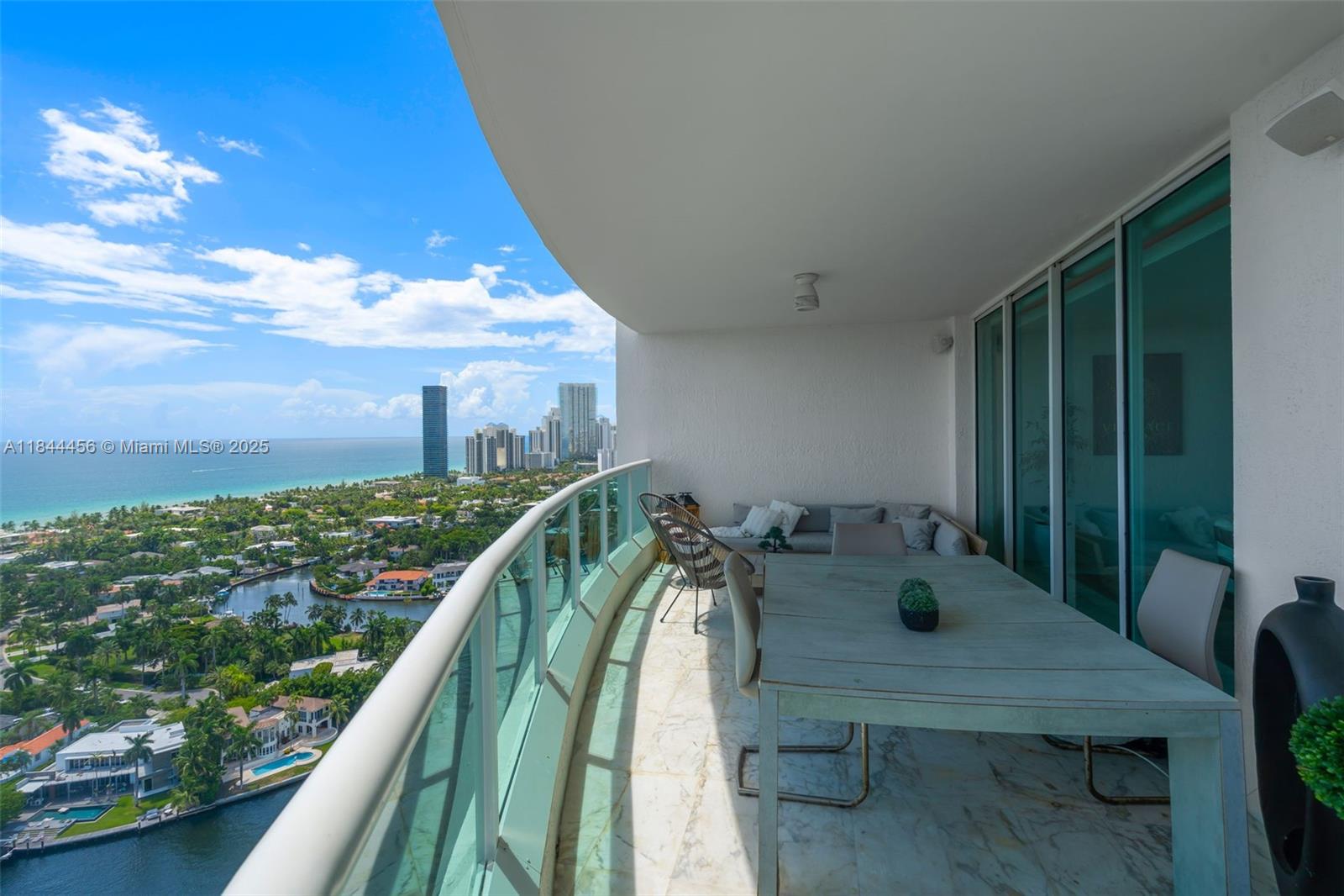 HAMPTONS SOUTH - Residential