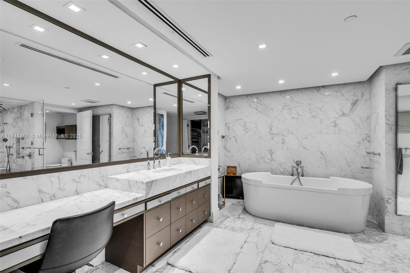 HAMPTONS SOUTH - Residential