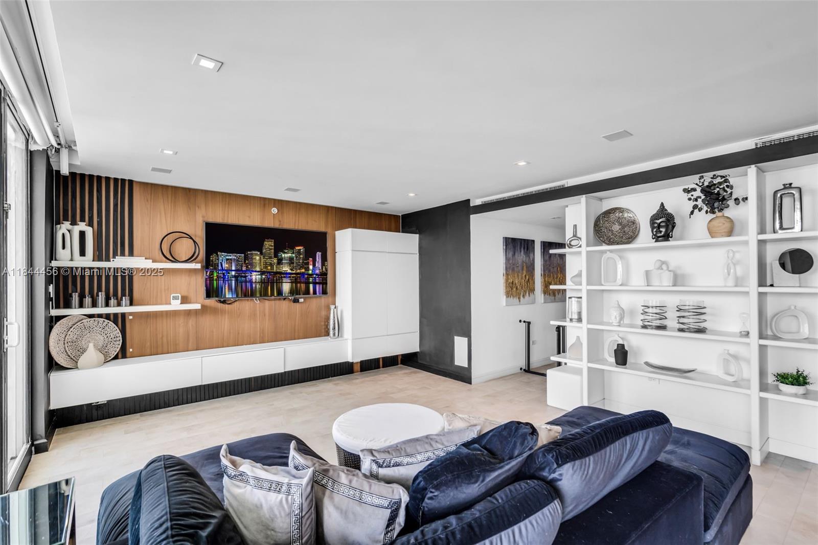 HAMPTONS SOUTH - Residential