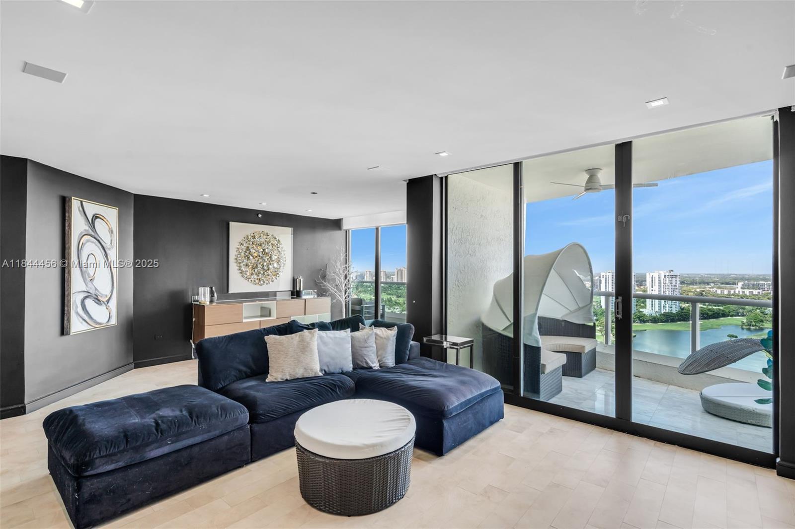 HAMPTONS SOUTH - Residential