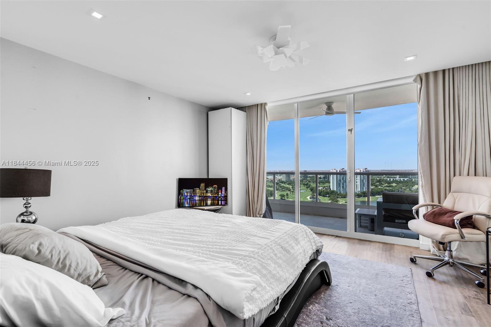 HAMPTONS SOUTH - Residential