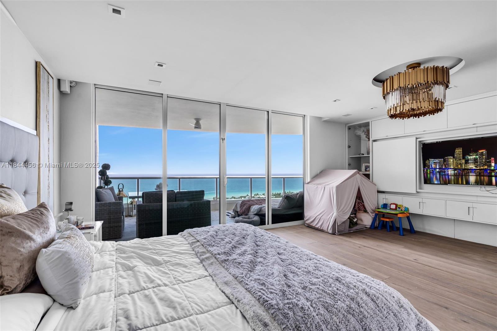 HAMPTONS SOUTH - Residential