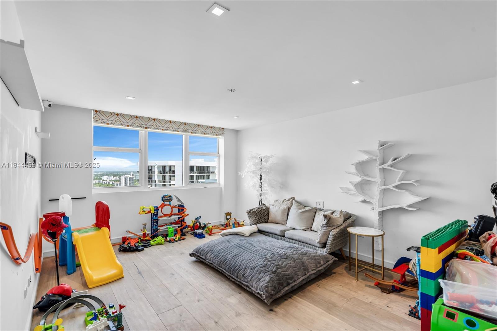 HAMPTONS SOUTH - Residential