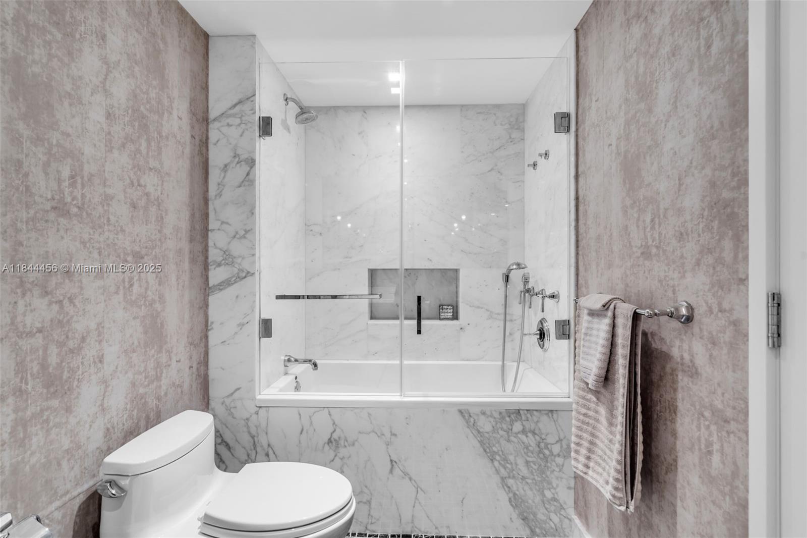 HAMPTONS SOUTH - Residential