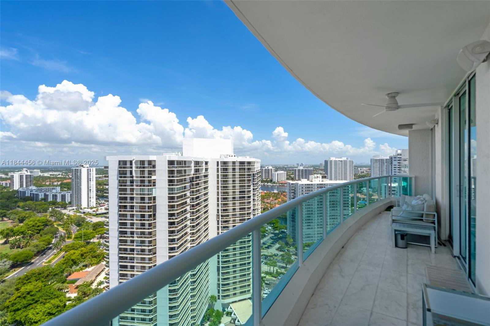 HAMPTONS SOUTH - Residential