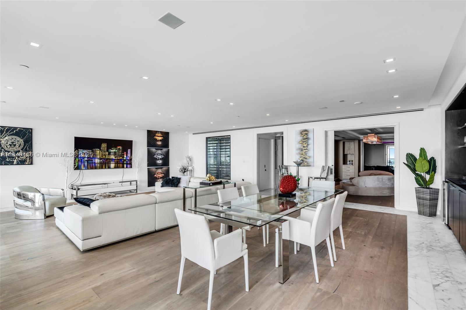 HAMPTONS SOUTH - Residential