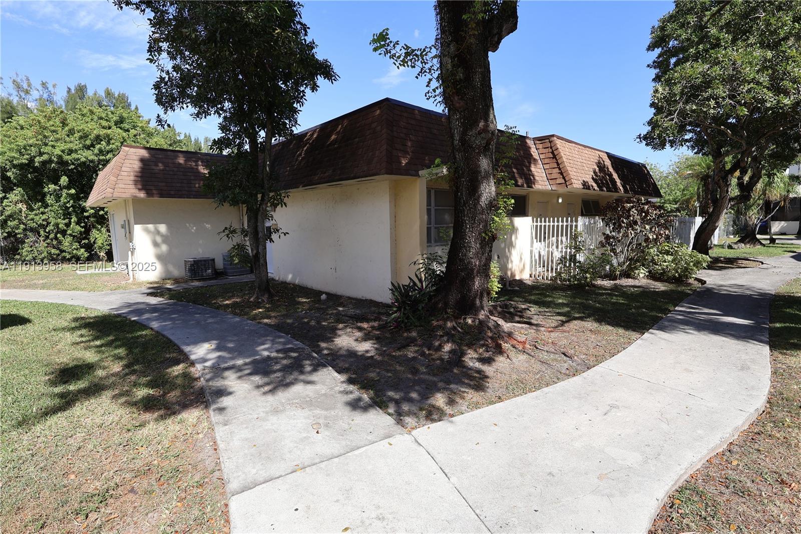 LAKEWOOD VILLAS CONDO - Residential