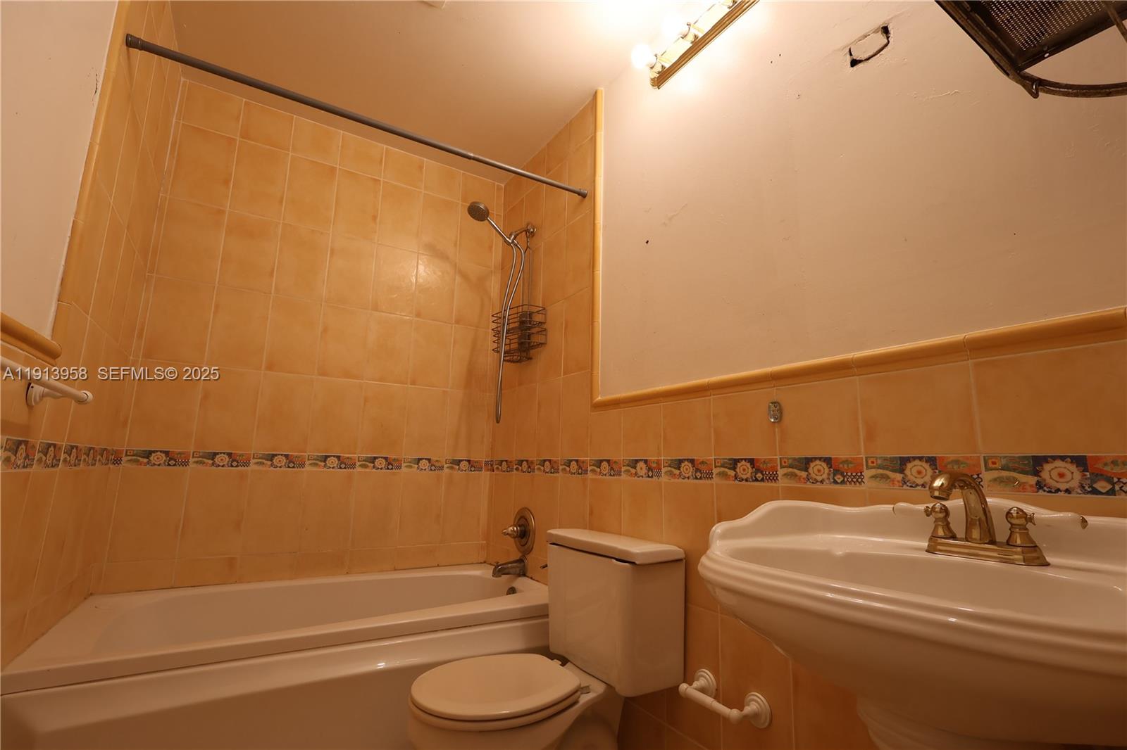 LAKEWOOD VILLAS CONDO - Residential