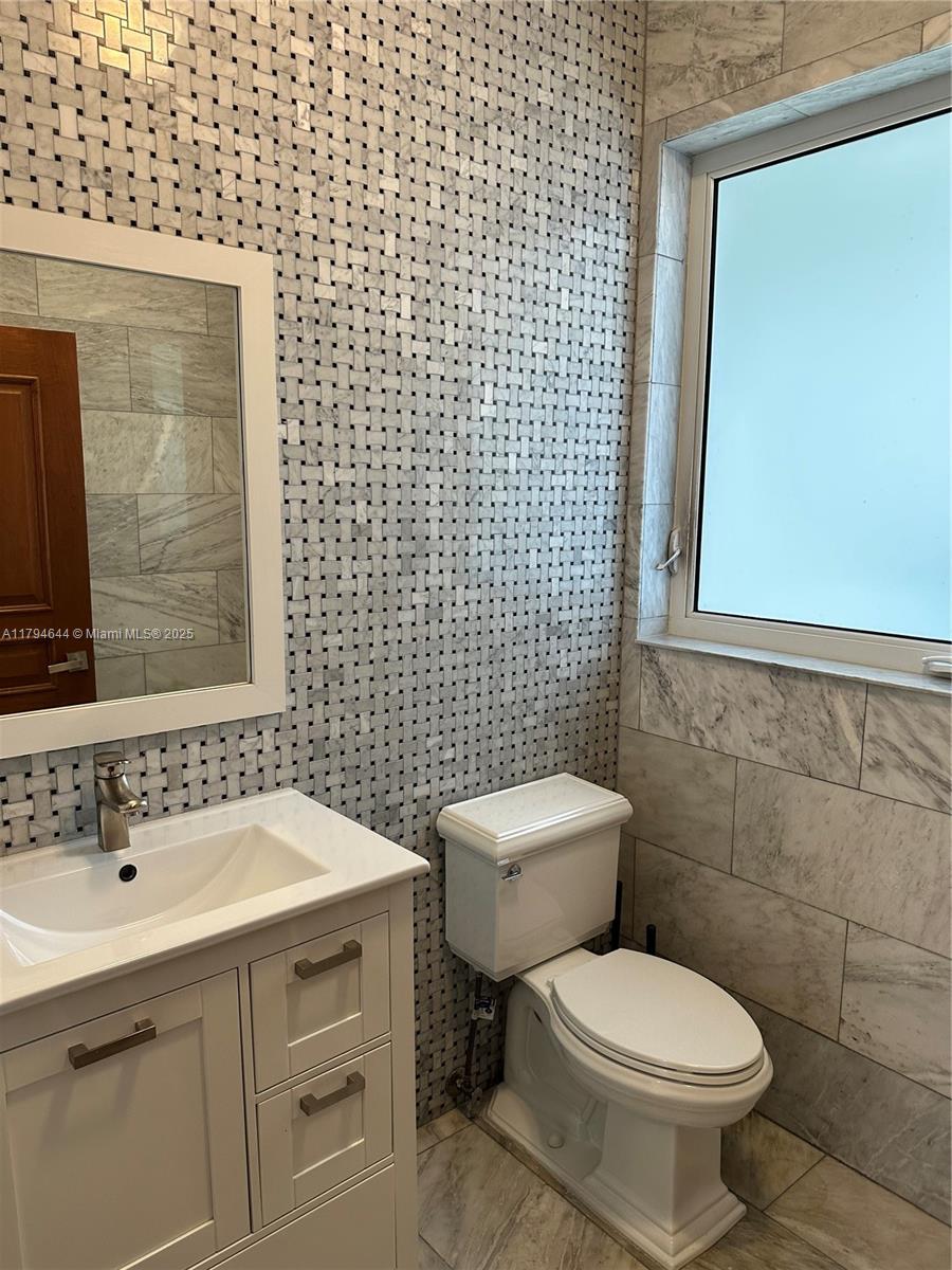 HELMS COUNTRY ESTATES RE- - Residential Lease