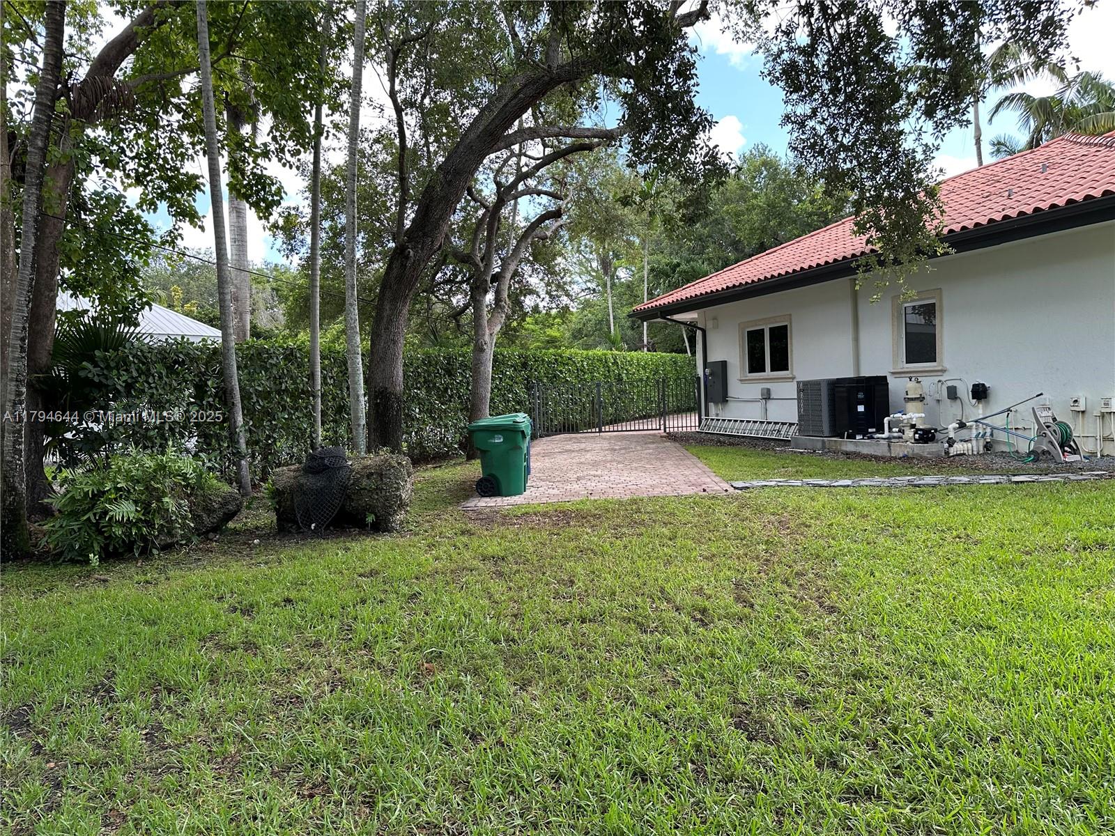 HELMS COUNTRY ESTATES RE- - Residential Lease