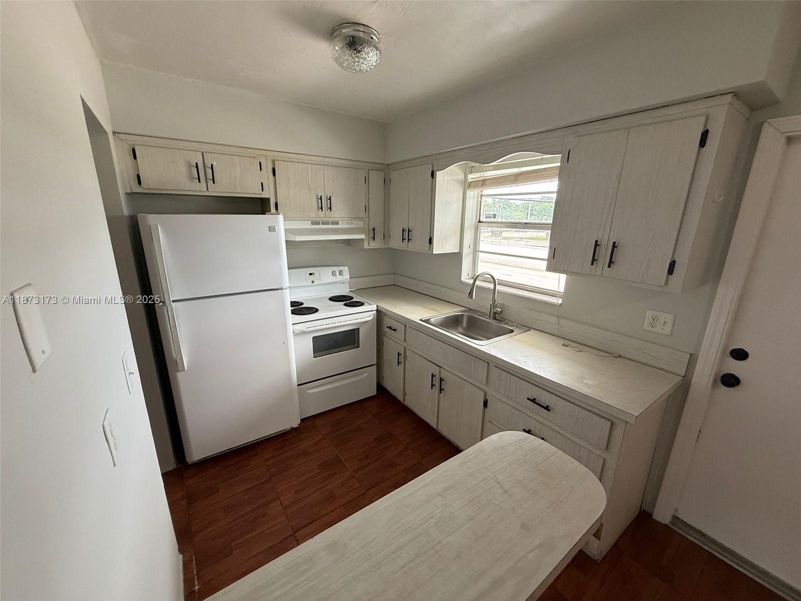 GREAT APARTMENT FOR RENT ! 1 BED 1 BATH RECENTLY PAINTED! AND READY TO MOVE IN! 2 MONTH TO MOVE IN!! SCHEDULE A SHOWING AND RENT IT TODAY! water is not included in the rent.