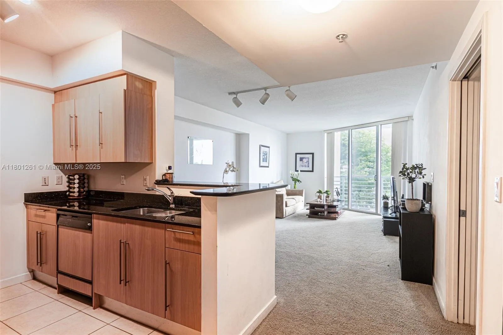 Miami, Florida 33131, United States, 1 Bedroom Bedrooms, ,1 BathroomBathrooms,Residential,Active,129308