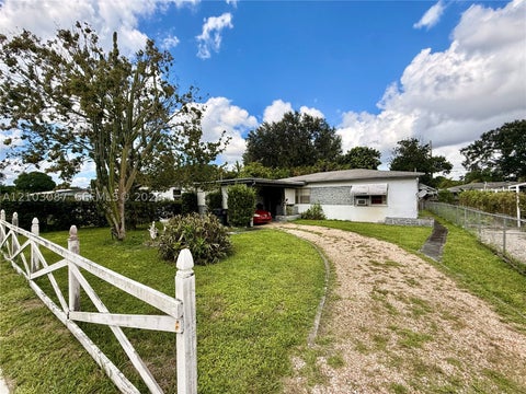 Photo of 6409 Mayo St, Hollywood, FL 33023 (MLS # A12103087)