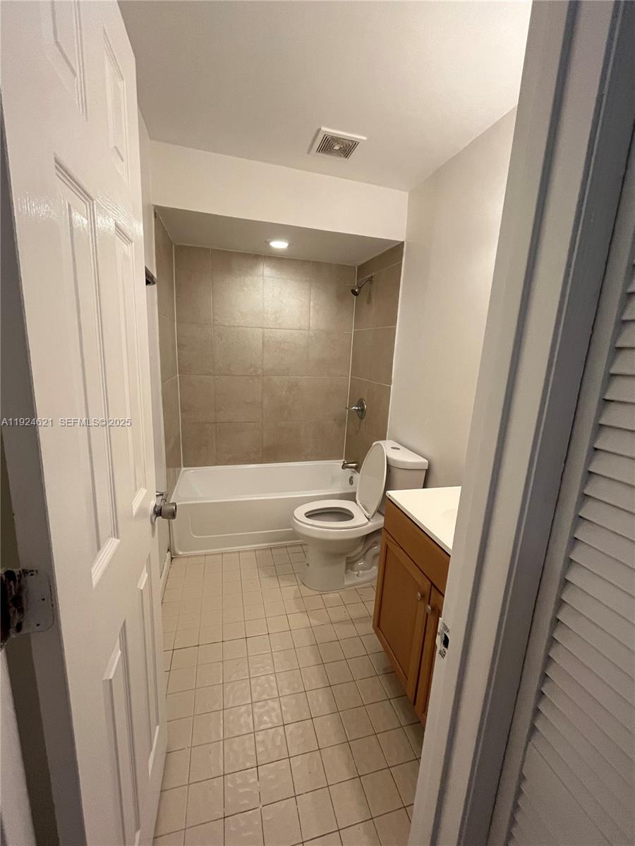 CIRCLE VILLAS (THE) CONDO - Residential