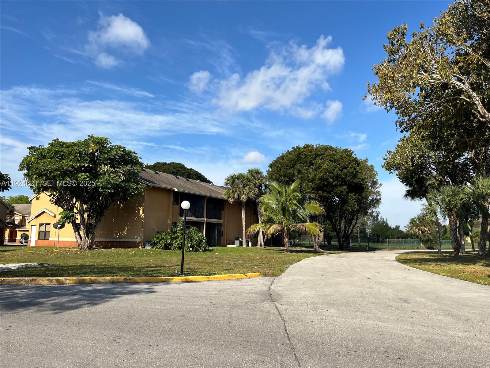 CIRCLE VILLAS (THE) CONDO - Residential