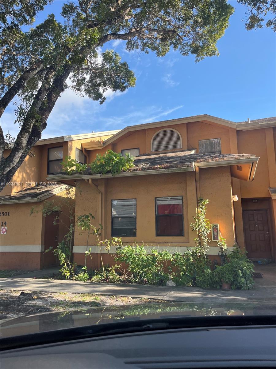 CIRCLE VILLAS (THE) CONDO - Residential