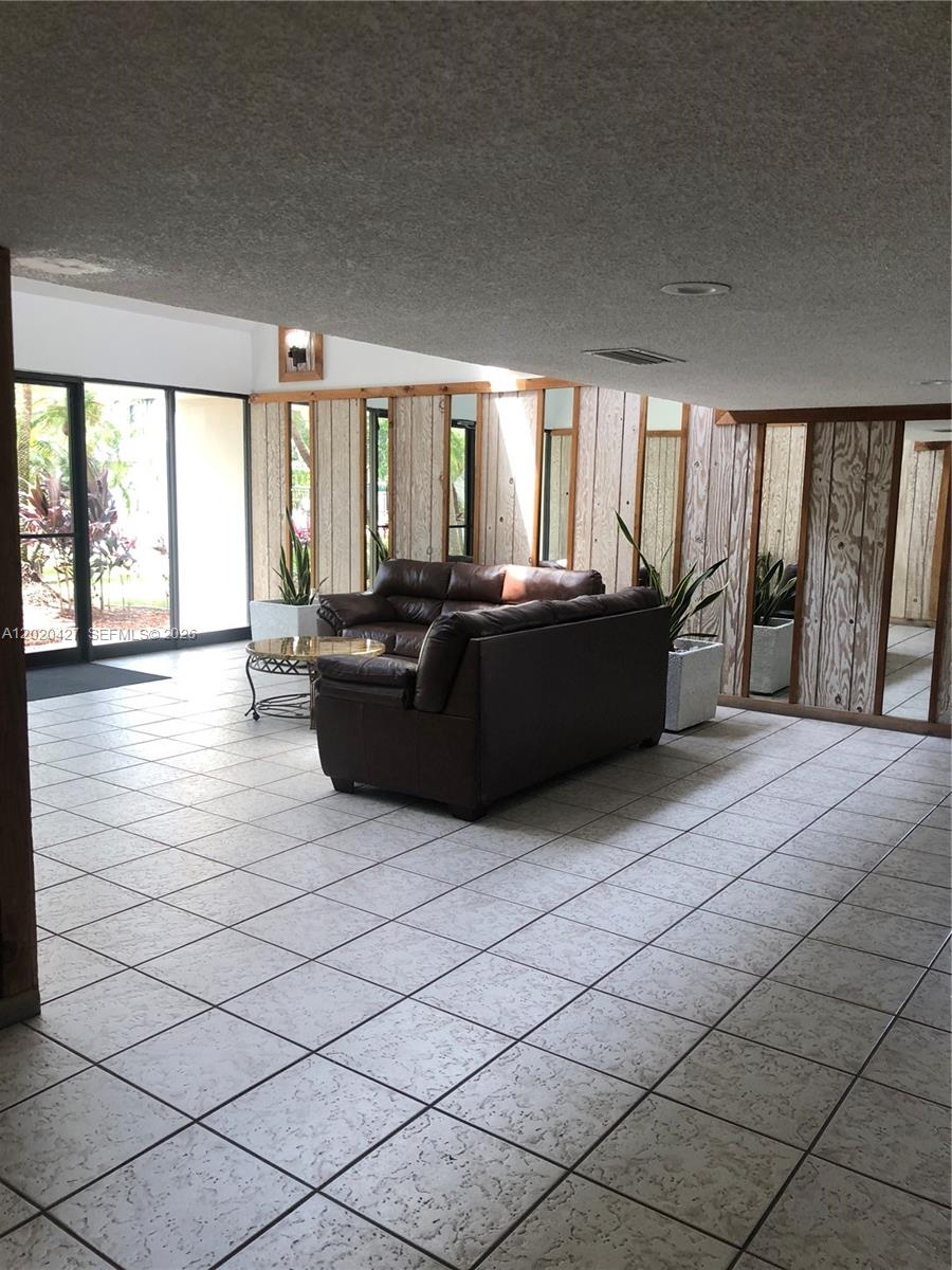 210 Lakeview Dr 207