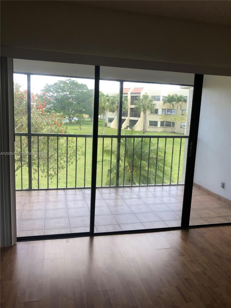 BUILDING SEVEN OF RACQUET - Residential
