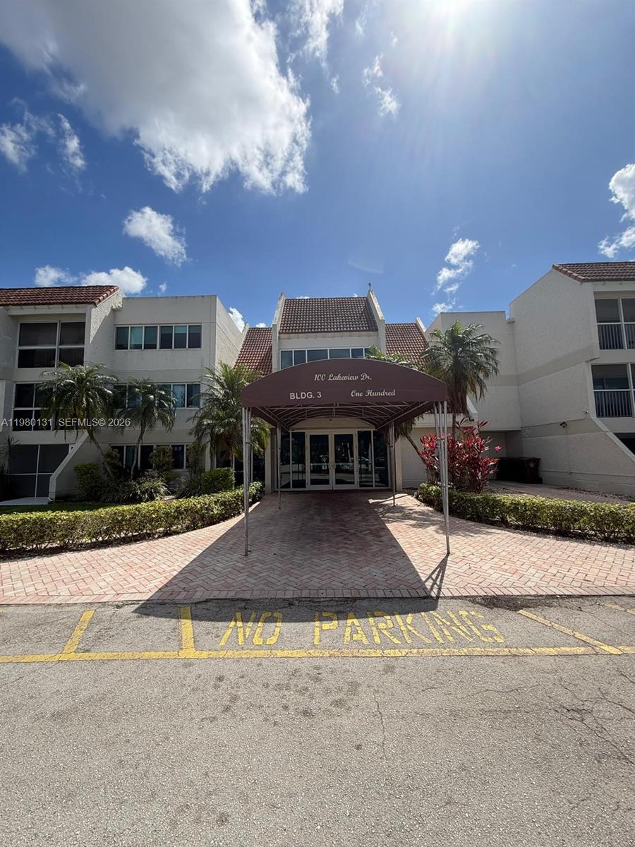 BUILDING THREE OF RACQUET - Residential