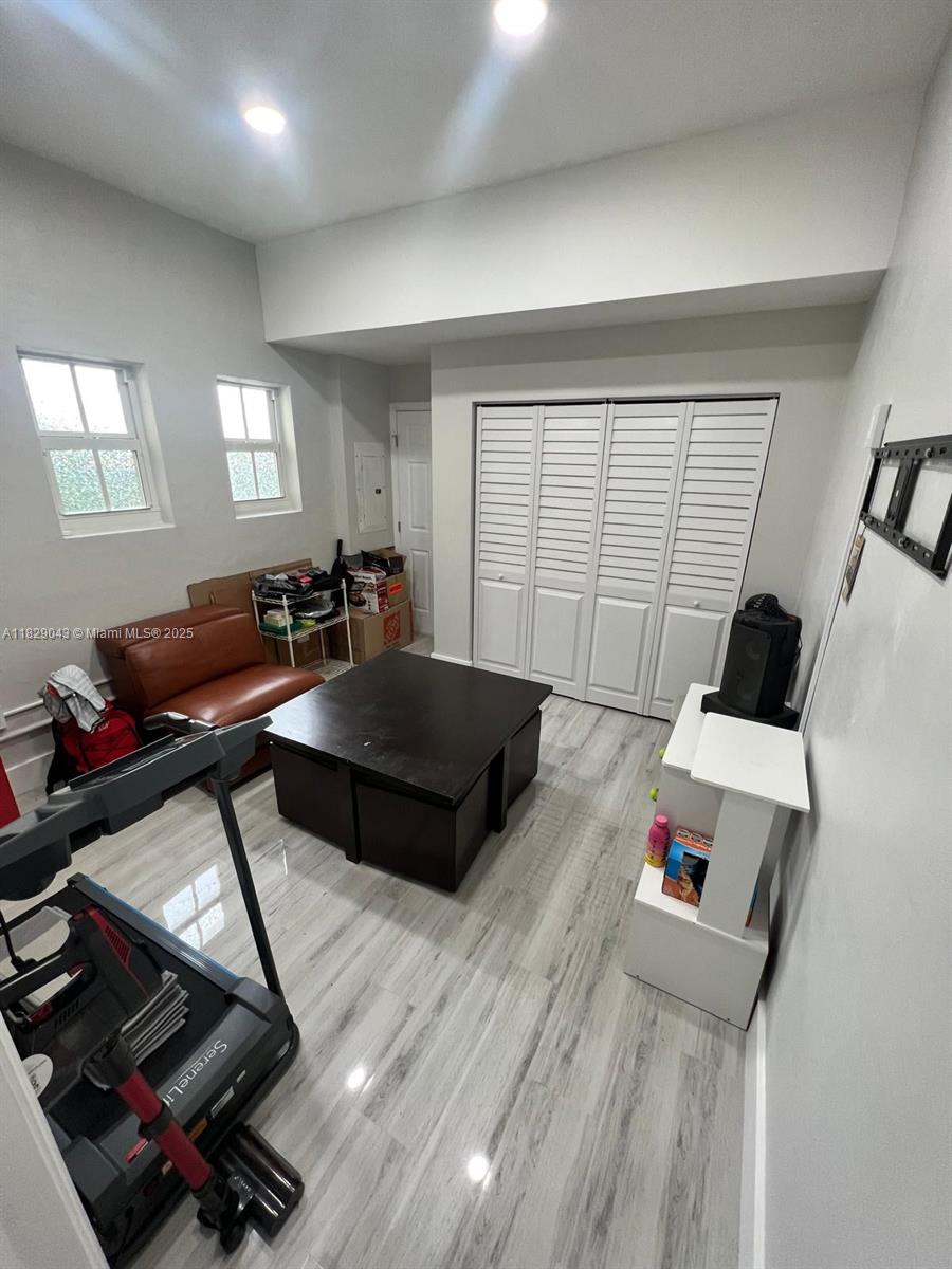 TWIN LAKE SHORES CENTRAL - Residential