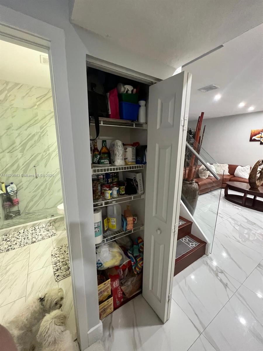 TWIN LAKE SHORES CENTRAL - Residential