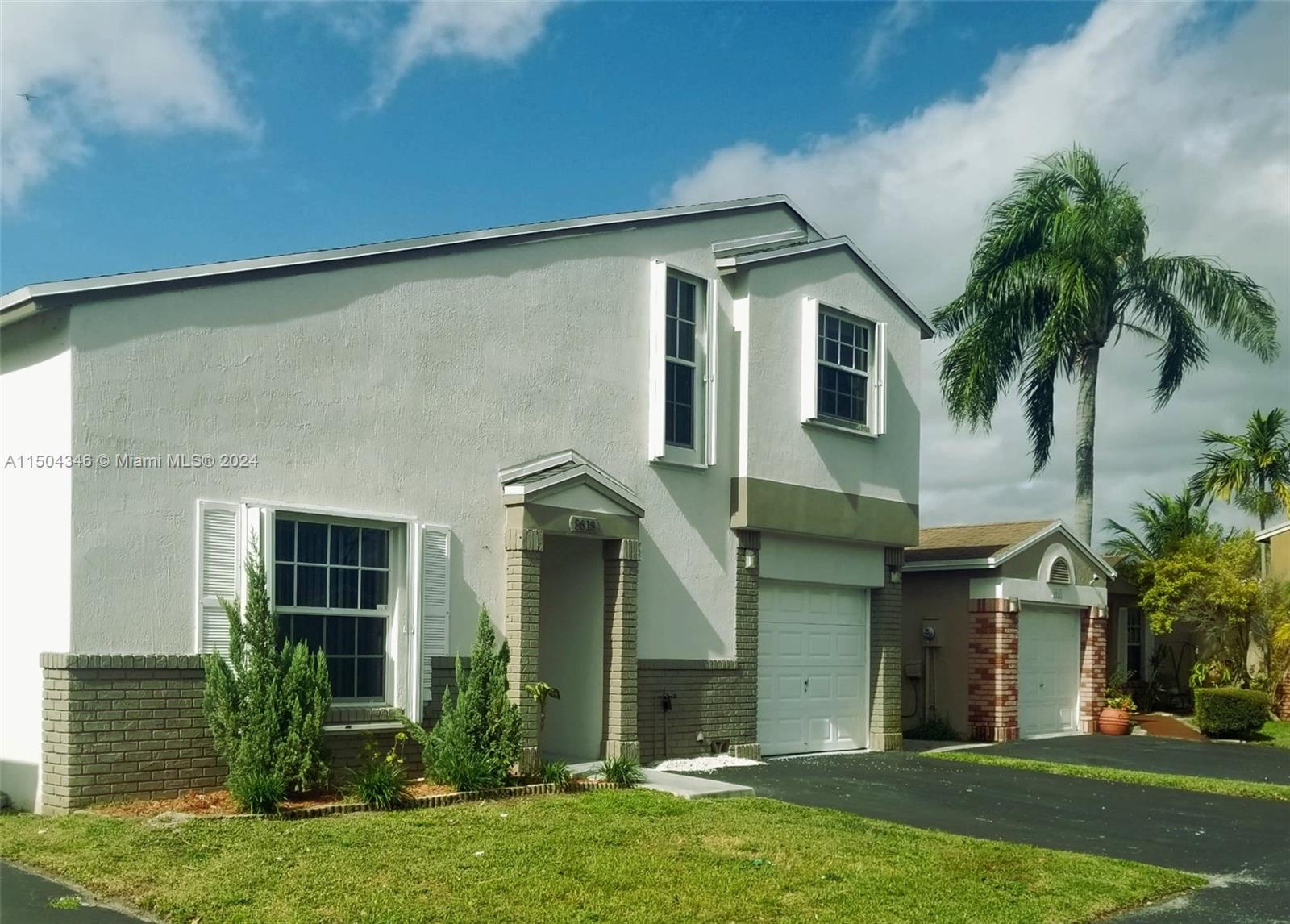 SINGLE FAMILY HOME 3/2 . EXCELLENT CONDITIONS WITH PATIO.
CONVENIENT LOCATION CLOSE TO SHOPPINGS CENTERS AND MAJOR EXPRESSWAYS
READY TO MOVE IN