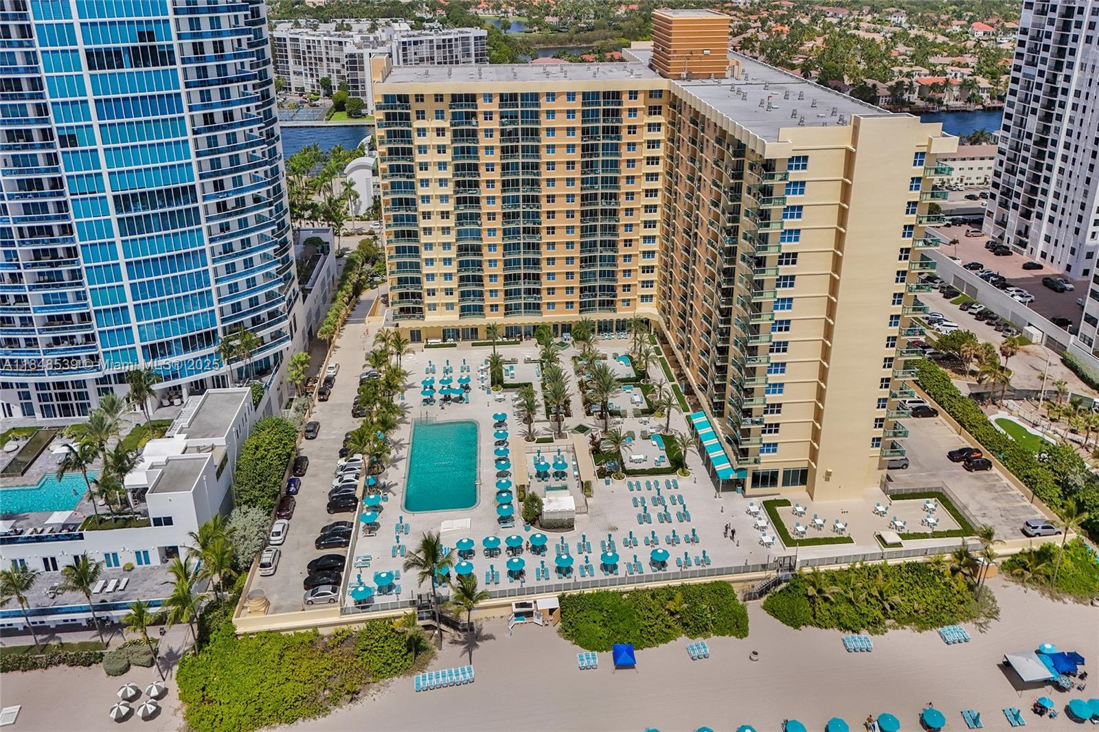 WAVE CONDO - Residential