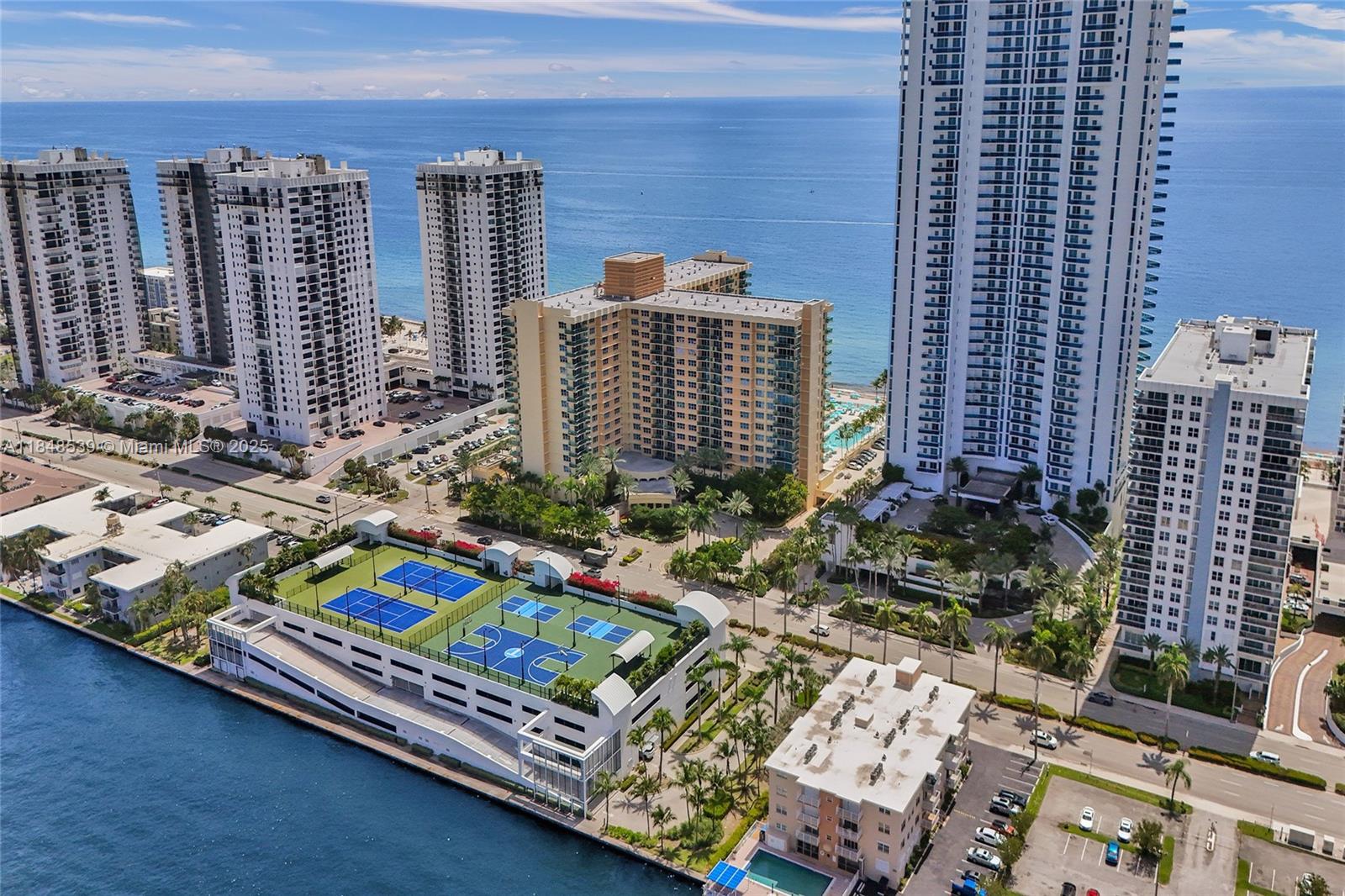 WAVE CONDO - Residential